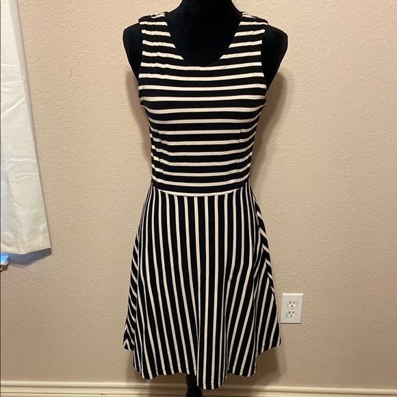 Old Navy Dresses & Skirts - Old Navy Striped Black and White Sleeveless Dress